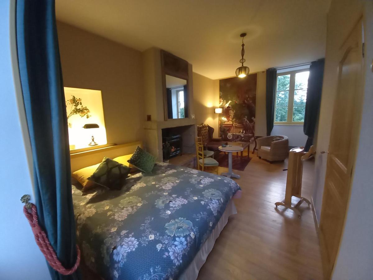 Bed and Breakfast Le Petit Manoir Isigny-le-Buat Zewnętrze zdjęcie