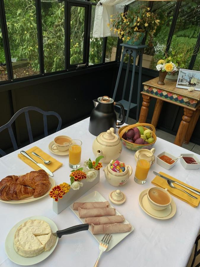 Bed and Breakfast Le Petit Manoir Isigny-le-Buat Zewnętrze zdjęcie