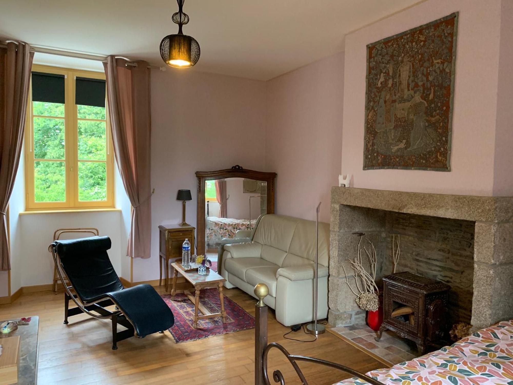 Bed and Breakfast Le Petit Manoir Isigny-le-Buat Zewnętrze zdjęcie