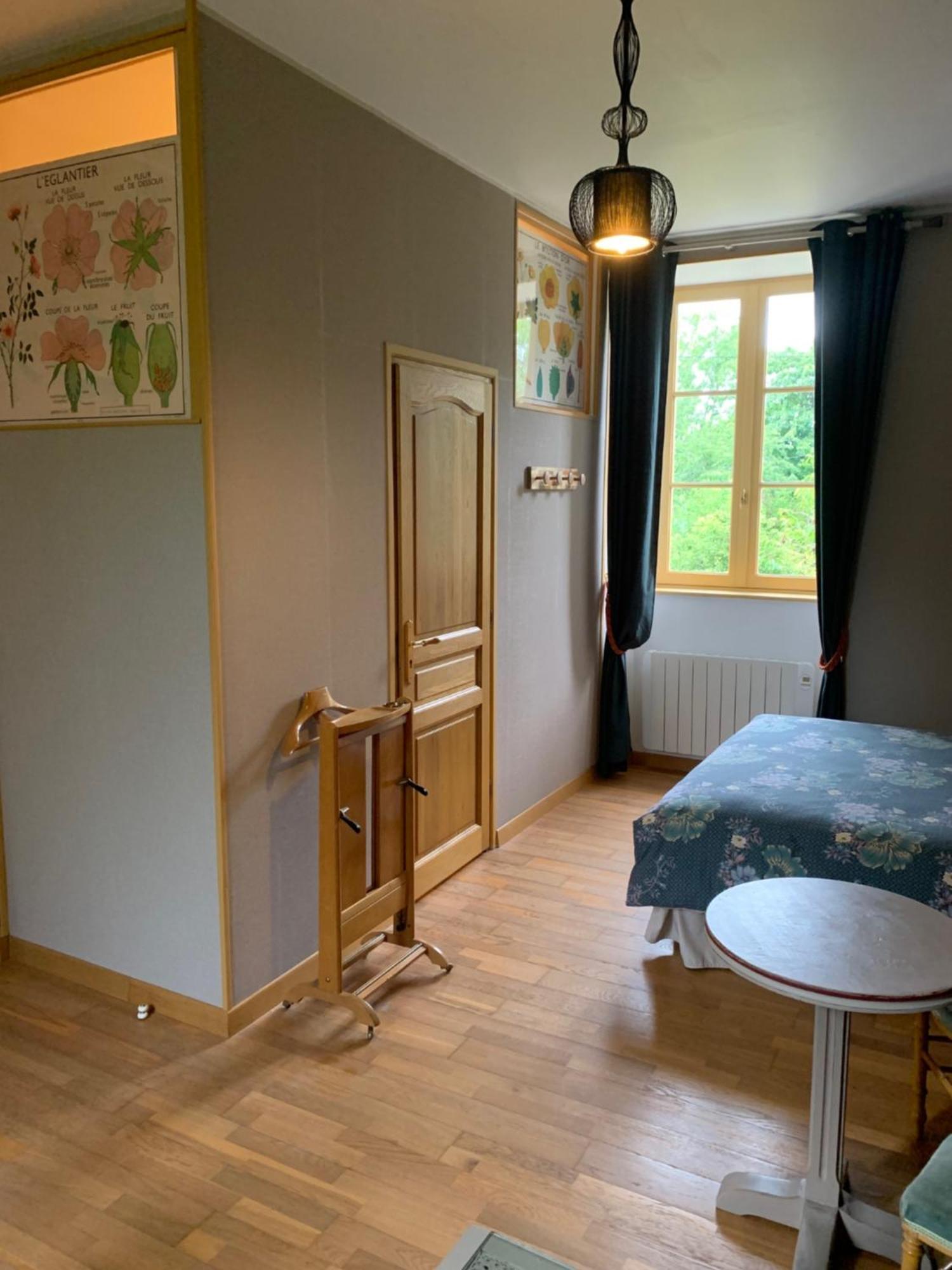 Bed and Breakfast Le Petit Manoir Isigny-le-Buat Zewnętrze zdjęcie